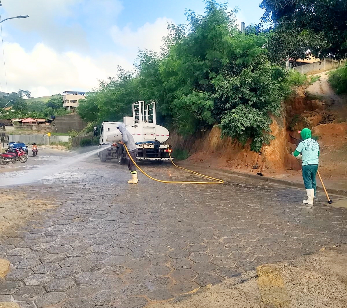 Prefeitura trabalha na limpeza das ruas da sede e localidade do interior